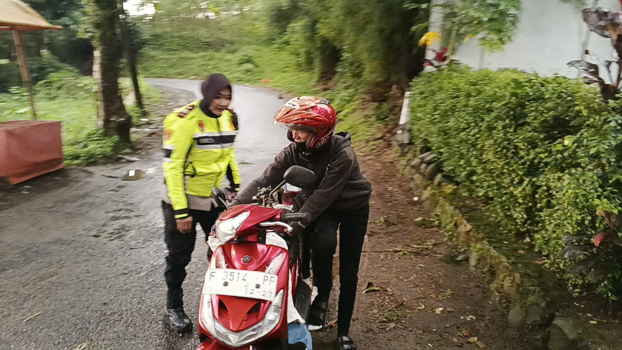 Kapolsek Megamendung Sigap di Lapangan, Pemudik Mogok Berhasil Dibantu