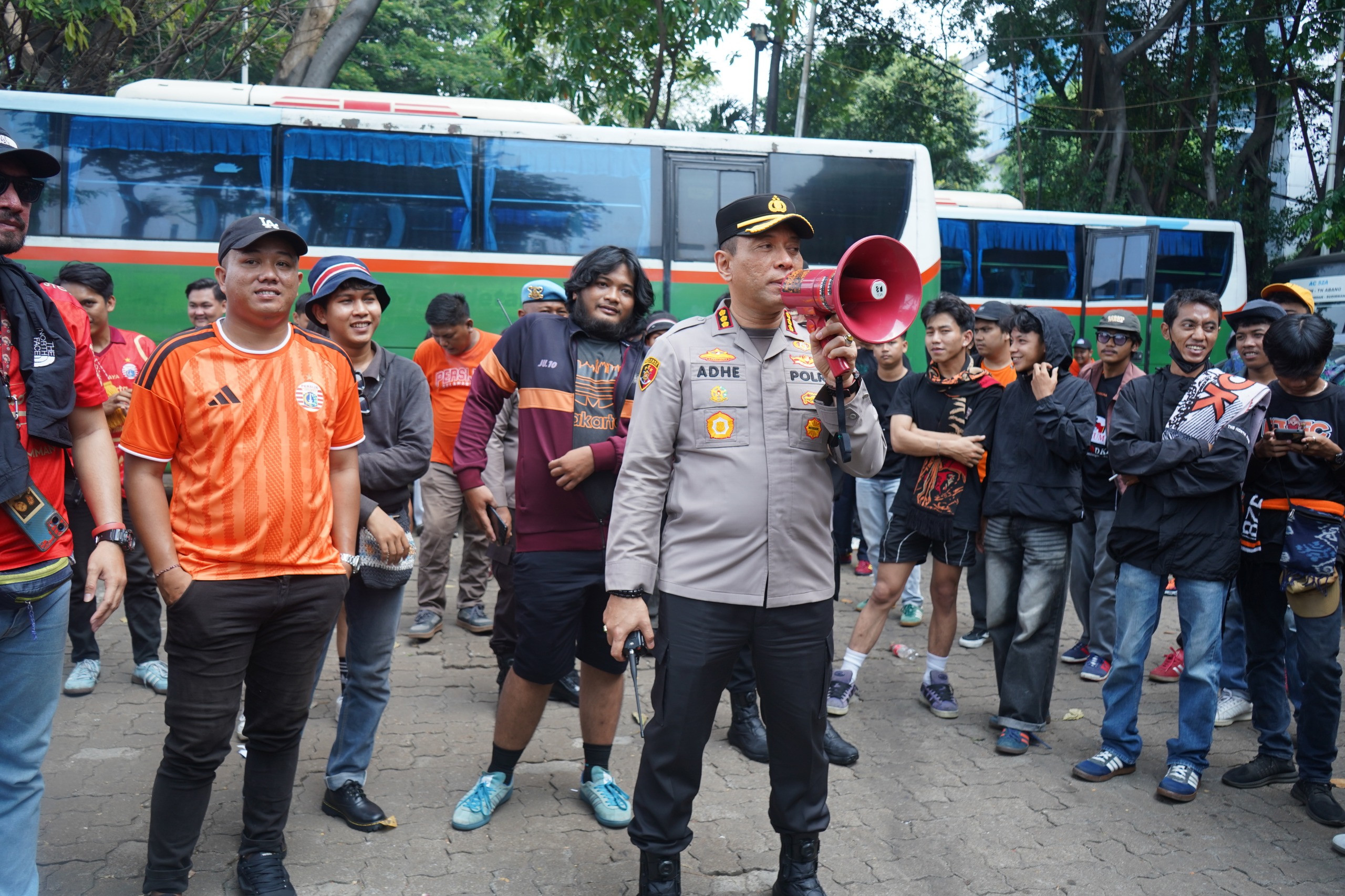 Polres Metro Jakarta Utara Kawal Keberangkatan Ratusan Jakmania Menuju GBK