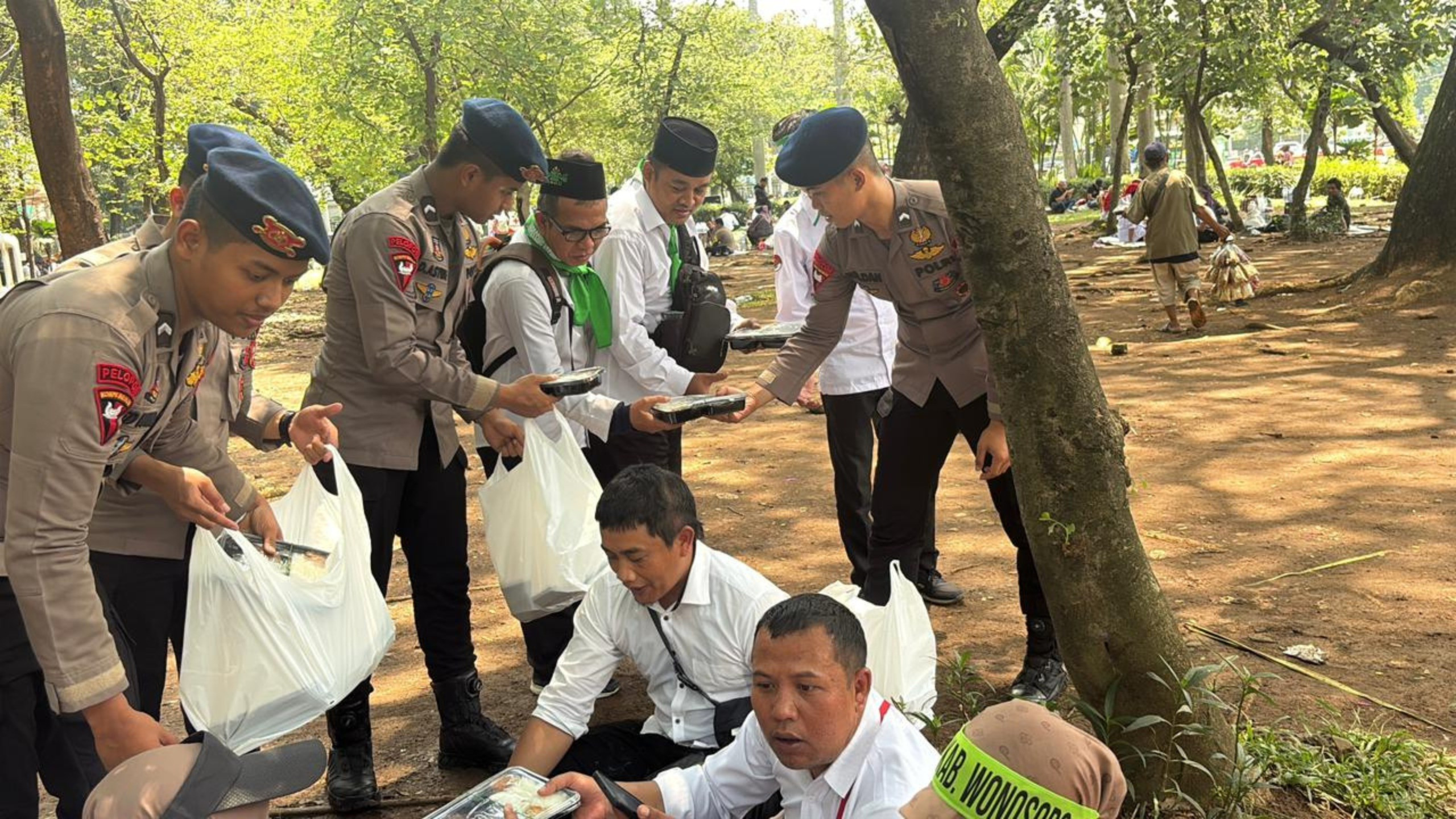 Melayani Aksi Damai Guru, Brimob Polda Metro Jaya Tunjukkan Pendekatan Humanis