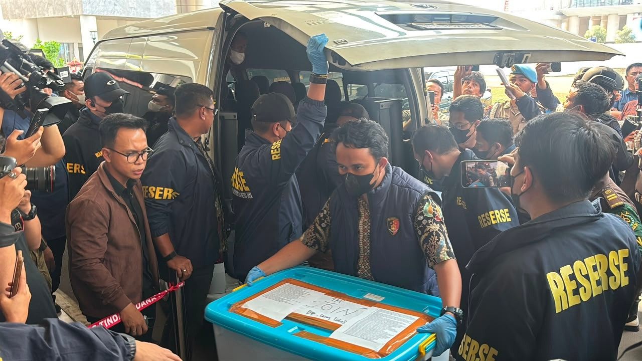 Polri Serahkan Tersangka dan Barang Bukti Perkara Dugaan Korupsi kepada Kejaksaan Agung