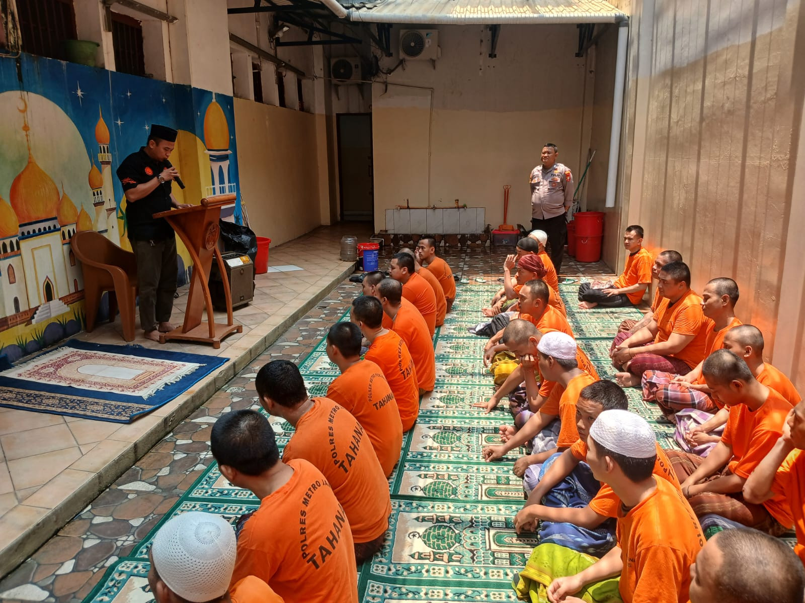 35 Tahanan Rutan Sat Tahti Polres Metro Jakut Khusyuk Ikuti Sholat Jumat
