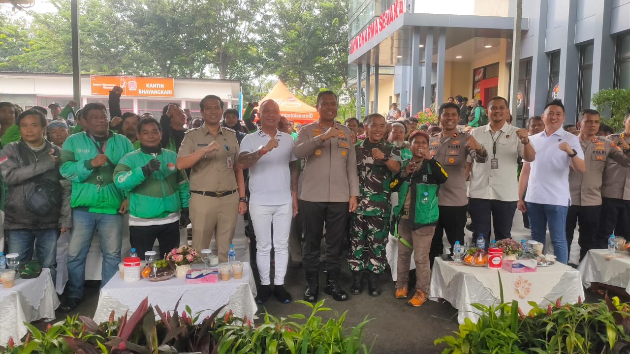 Polres Metro Jakarta Utara Gelar Silahturahmi dengan Driver Ojol, Bagikan 200 Paket Sembako dan Pengobatan Gratis di Kelapa Gading
