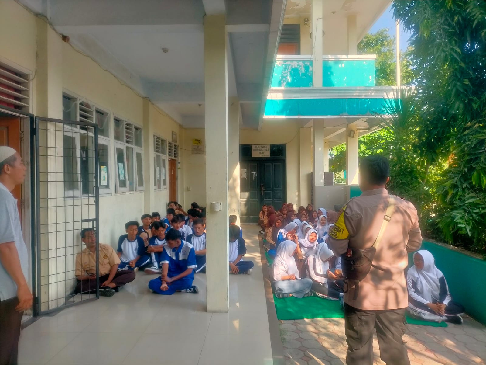 Polsek Medansatria Edukasi Siswa SMK Cipta Karya, Ajak Fokus Belajar dan Hindari Demo