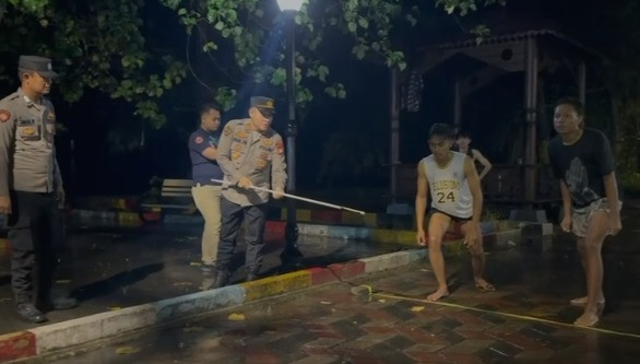 Polsek Kepulauan Seribu Selatan Gelar “Night Run Tidung Island” untuk Generasi Muda, Meski Diguyur Hujan Peserta Tetap Antusias