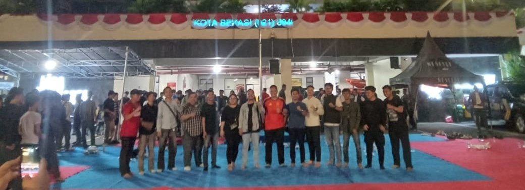 Kapolres Metro Bekasi Kota duduk Lesehan Nobar Piala Dunia Kamtibmas Bersama Mahasiswa dan Pemuda Kota Bekasi