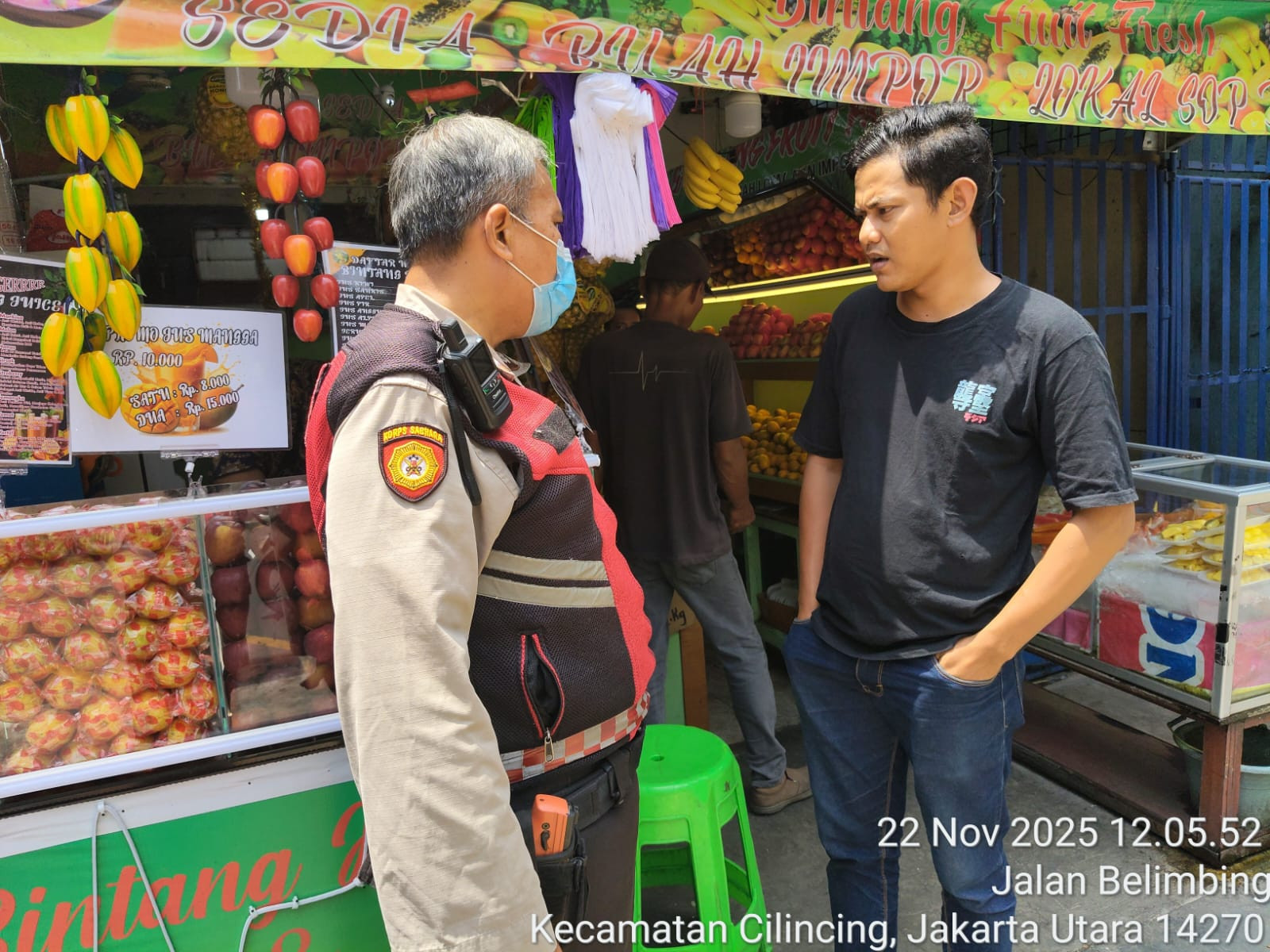 Patroli Jalan Kaki Polsek Koja Antisipasi Tawuran di Jl. Deli