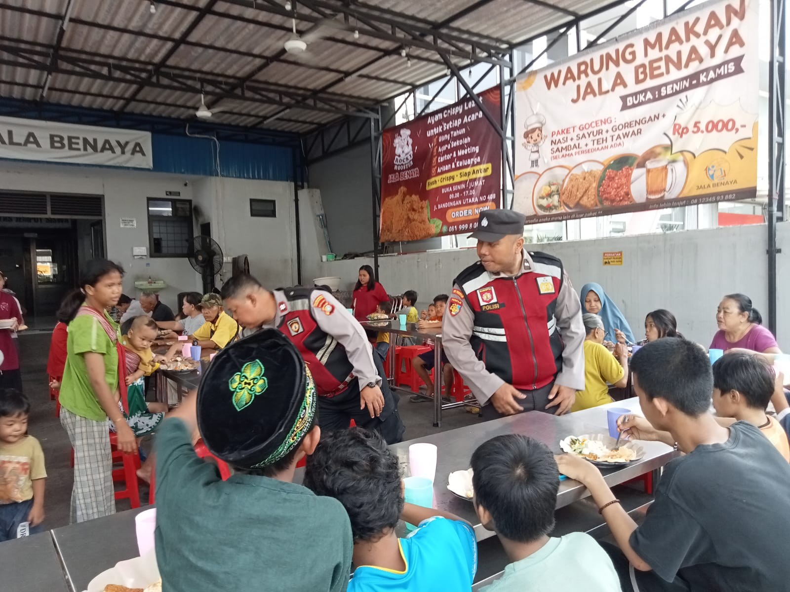Jum'at Peduli Polsek Metro Penjaringan, Tebar Kehangatan dan Kepedulian untuk Warga di Jala Benaya