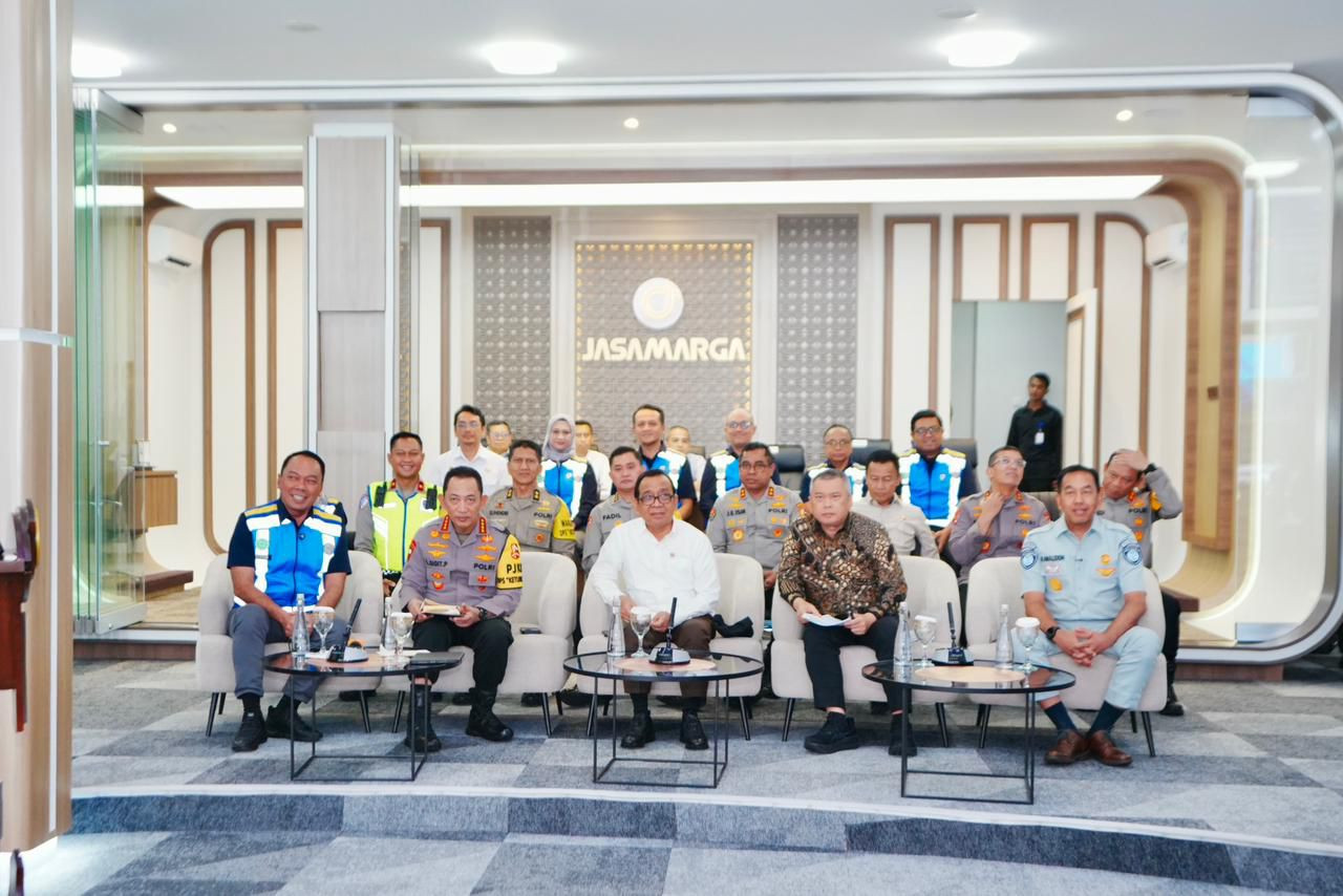 Tinjau Jasa Marga Command Center, Kapolri Pastikan Penanganan Arus Balik Berjalan Lancar dan Aman