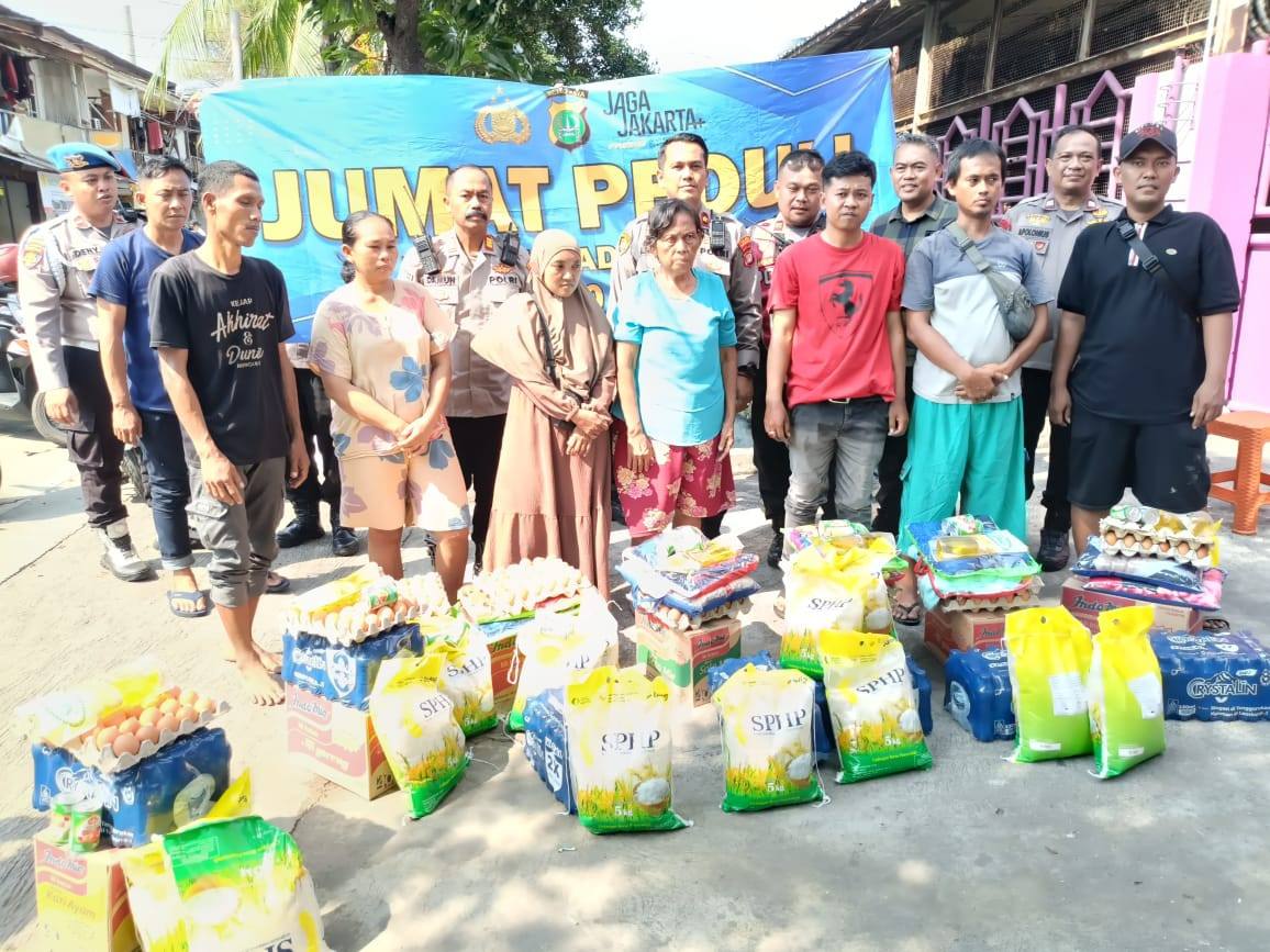 Kapolsek Pademangan Gelar “Jumat Peduli”, Salurkan Bantuan Sembako bagi Korban Kebakaran di Pademangan Timur