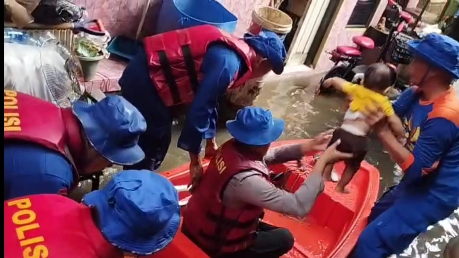 Dari Evakuasi Bayi Sampai Motor, Ditpolairud Polda Metro Jaya Langsung Aksi Tangani Banjir di Kebon Pala