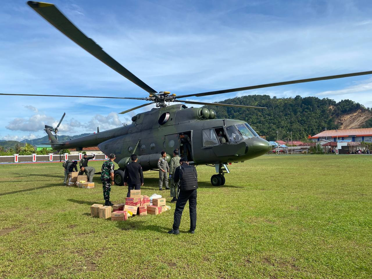 Helikopter TNI AD Kirim Logistik ke Wilayah Taput dan Tapteng