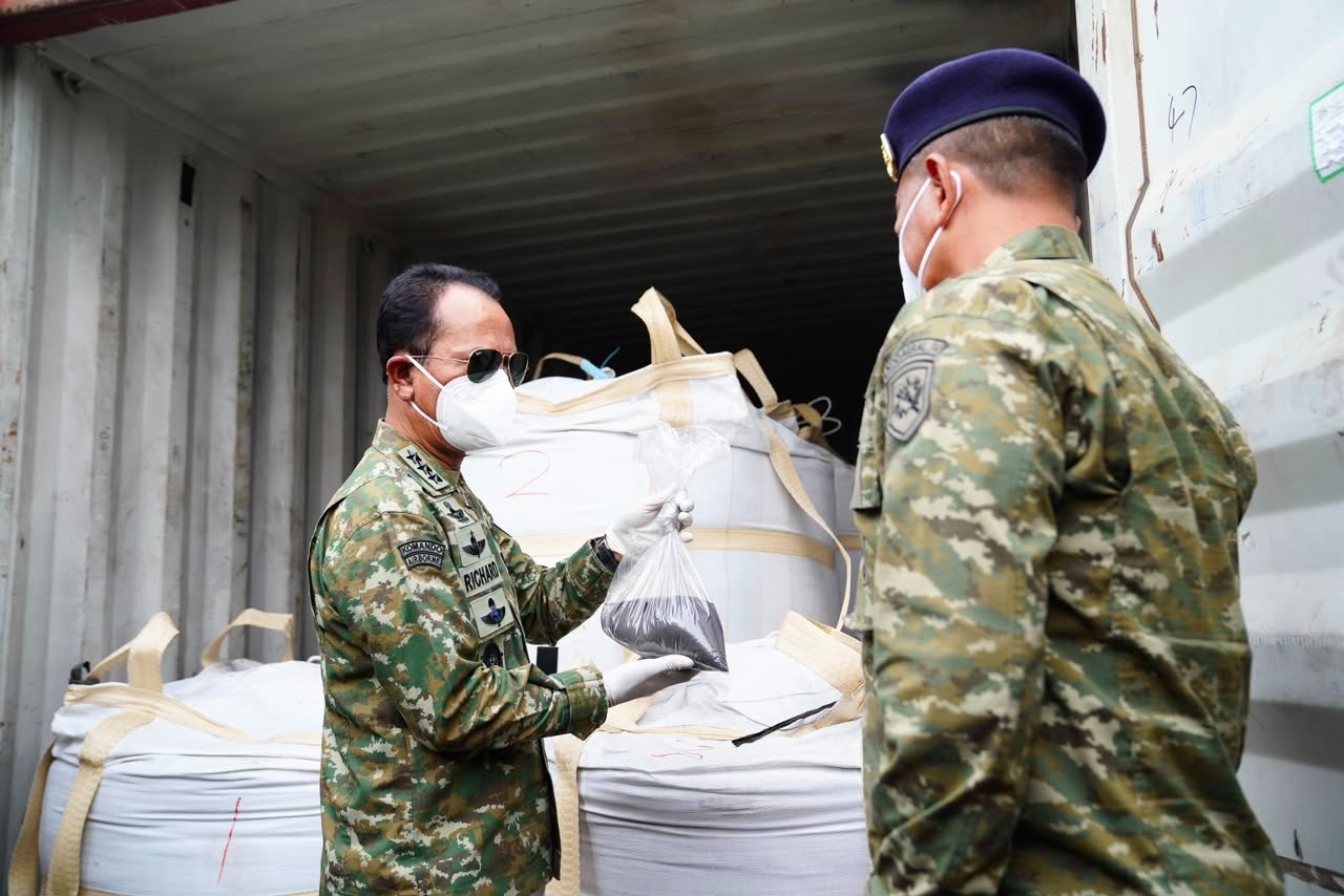 Kasum TNI Tinjau Pemeriksaan Kontainer Mineral Hasil Penindakan TNI AL di Batam