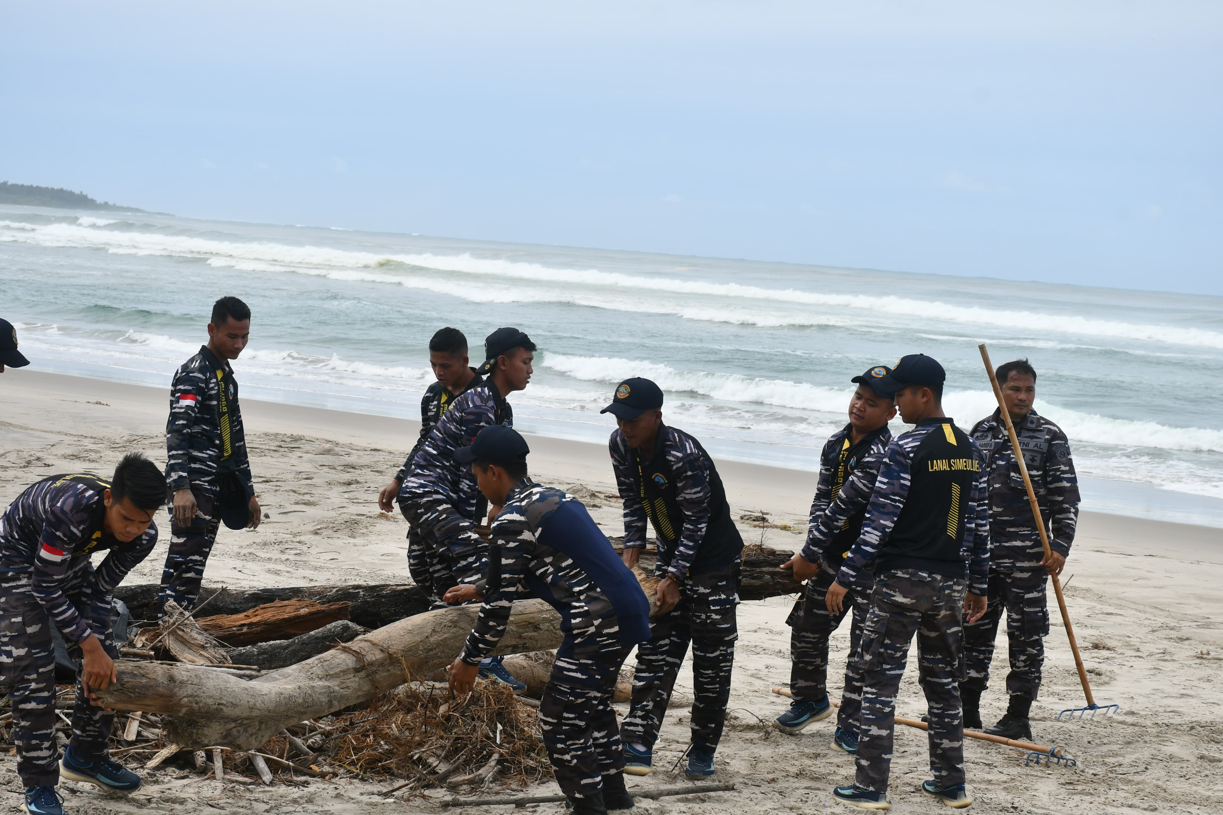 Peringati Hari Maritim Sedunia Tahun 2025, Lanal Simeulue Bersama Stakeholders Maritin Laksanakan Bersih Pantai di Kawasan Konservasi Penyu