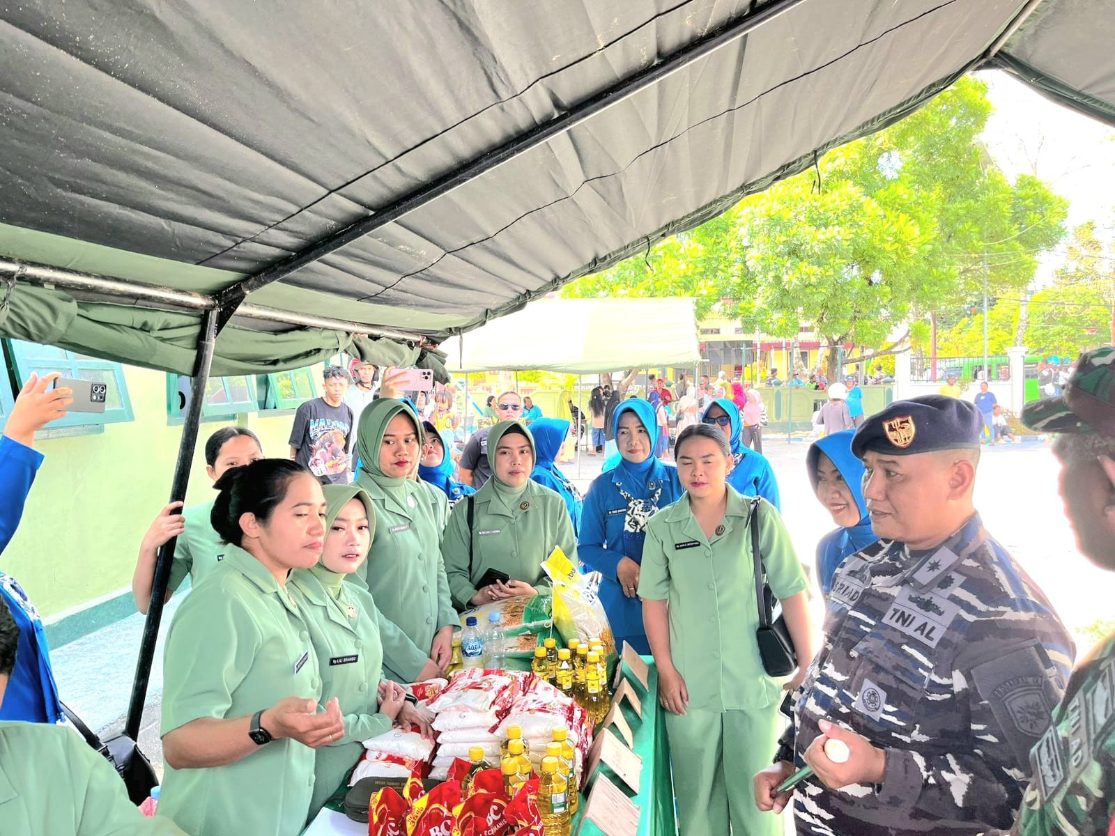TNI di Aru Gelar Pasar Murah dan Bakti Kesehatan Menyongsong HUT Ke-80 TNI