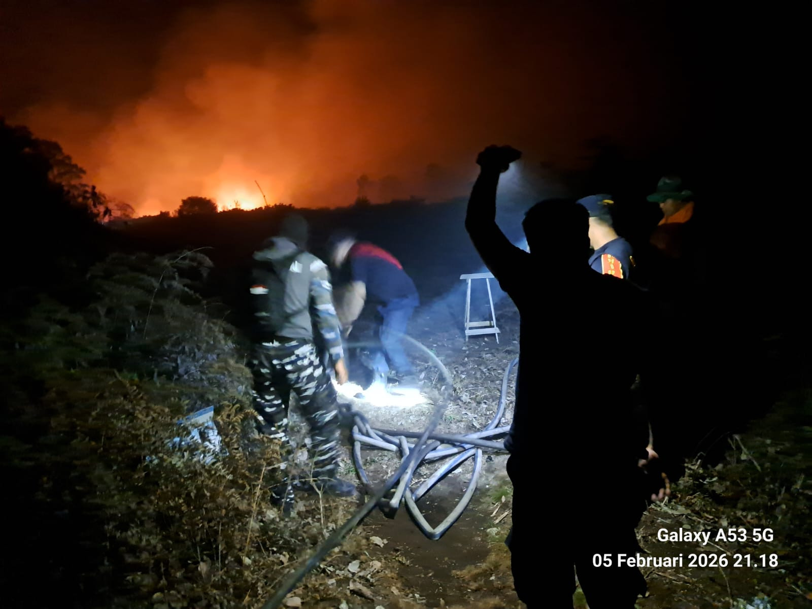 Pos TNI Angkatan Laut Bengkalis Bersama Damkar dan Warga Berhasil Padamkan Kebakaran Lahan di Desa Kelebuk