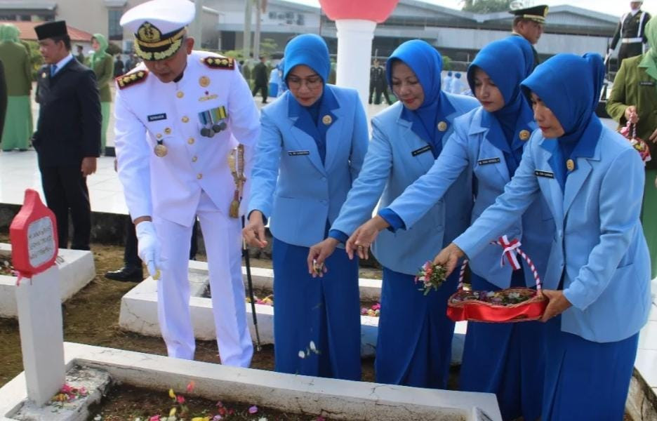 Sambut HUT Ke-80 TNI Tahun 2025, Danlanal Bengkulu Hadiri Ziarah Nasional di TMP Balai Buntar