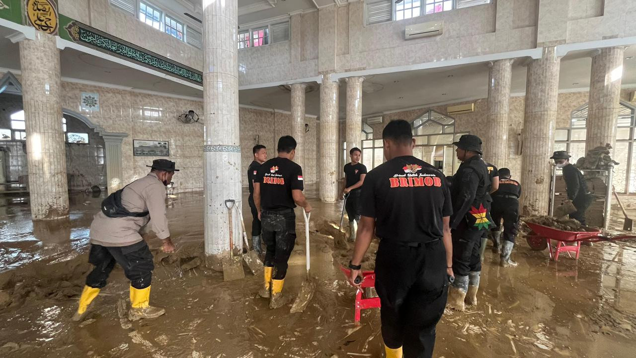 Usai Dibersihkan Personel Polri, Masjid Terdampak Bencana di Aceh Kini Bisa Dipakai Warga