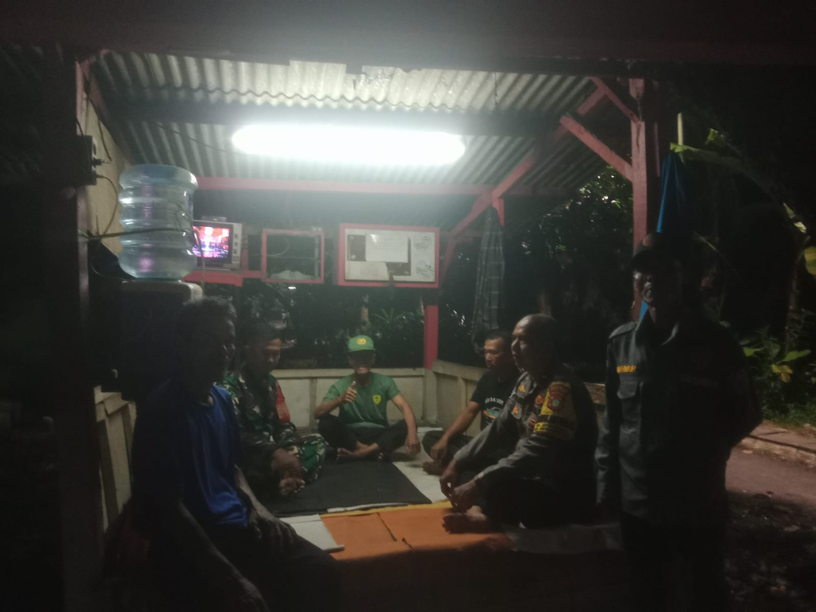 Tingkatkan Keamanan Malam Hari, Personel TNI-Polri Jatisampurna Sambangi Pos Siskamling Jatirangga