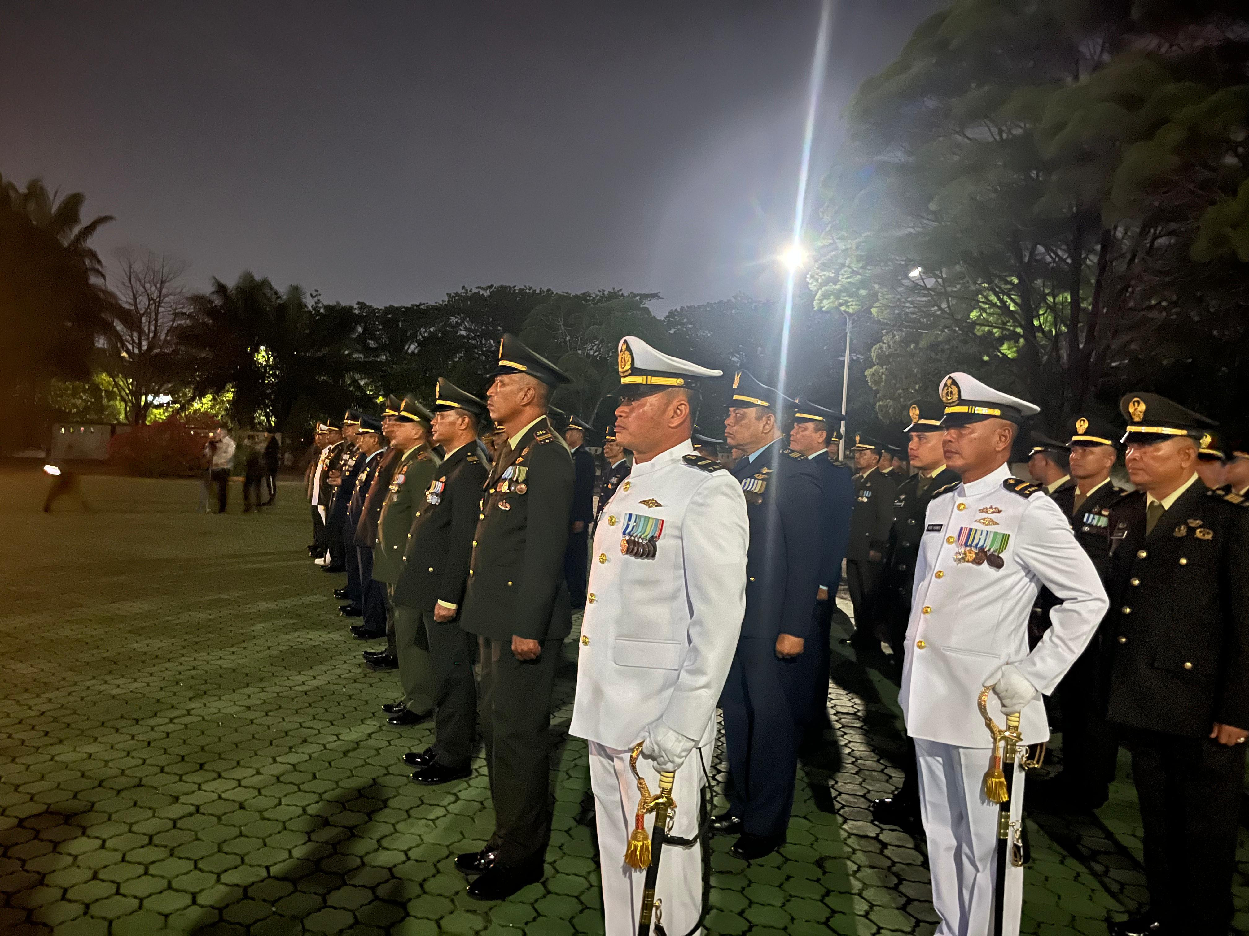 Komandan Pangkalan TNI AL Dumai Bersama Forkopimda Provinsi Riau Ikuti Apel Kehormatan dan Renungan Suci di Taman Makam Pahlawan Kusuma Dharma Pekanbaru