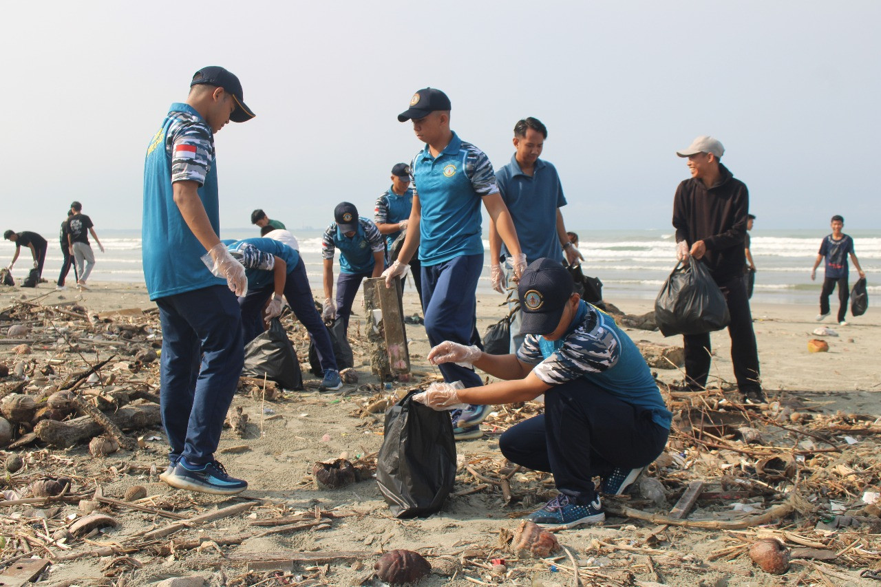 Danlanal Bengkulu Dukung Penuh Aksi Bersih Pantai Yang Digelar Bencoolen Mall