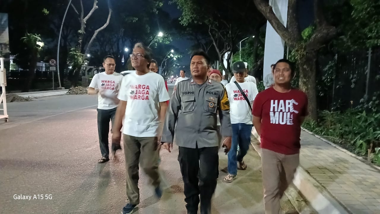 Respons Aksi Perusuh, Polsek Medan Satria bersama 3 Pilar dan Warga Summarecon Bekasi Gelar Long March Jaga Lingkungan