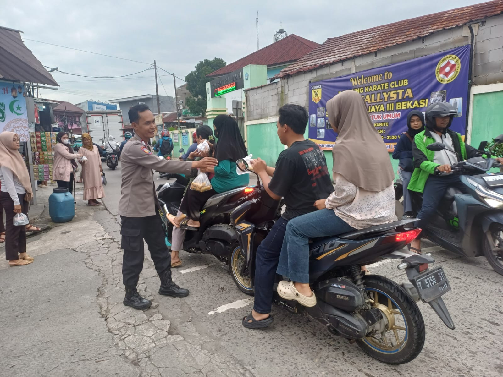 Bhabinkamtibmas Bintarajaya Polsek Bekasi Barat Bersama Kader Posyandu RW.05 Membagikan Takjil
