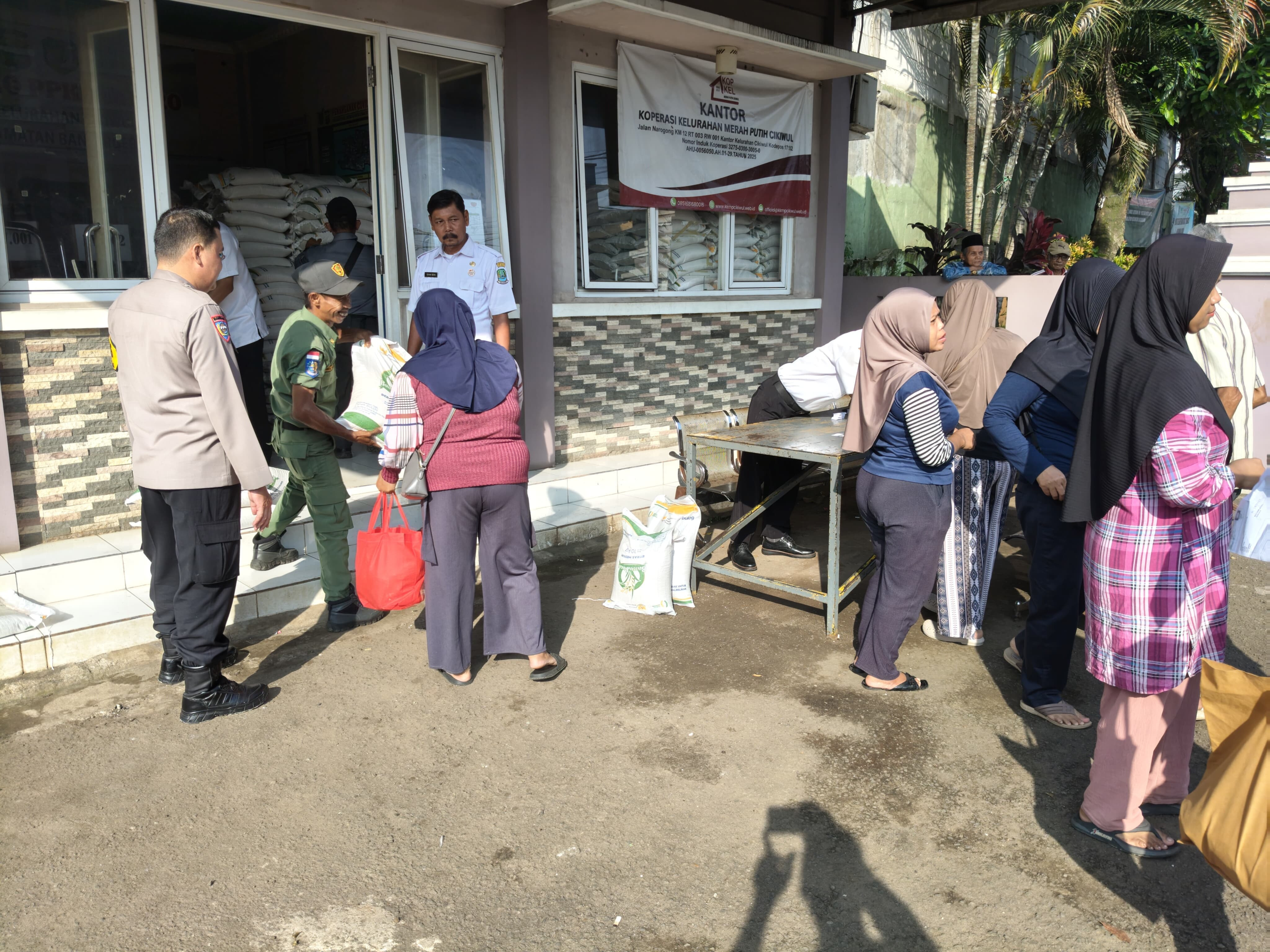 Pengamanan dan Monitoring Penyaluran Bantuan Pangan di Kelurahan Cikiwul Berjalan Aman dan Lancar