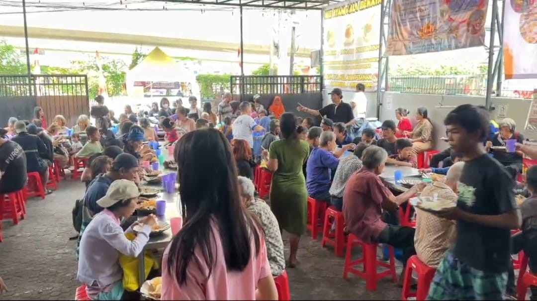 Jumat Berkah Polsek Metro Penjaringan, Bagikan Makanan Gratis untuk Warga hingga Pengemudi Angkutan Umum