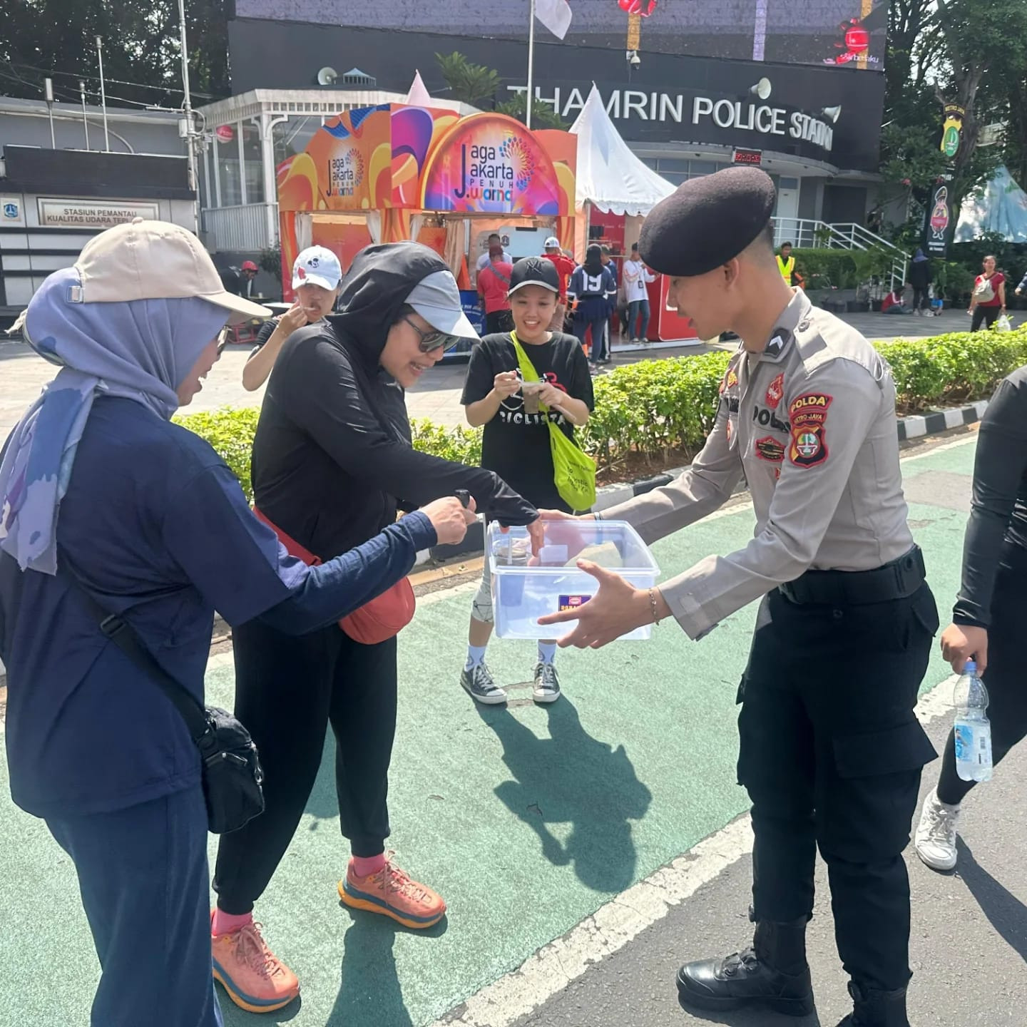 Direktorat Samapta Polda Metro Jaya membagikan sarapan gratis di CFD Bundaran HI