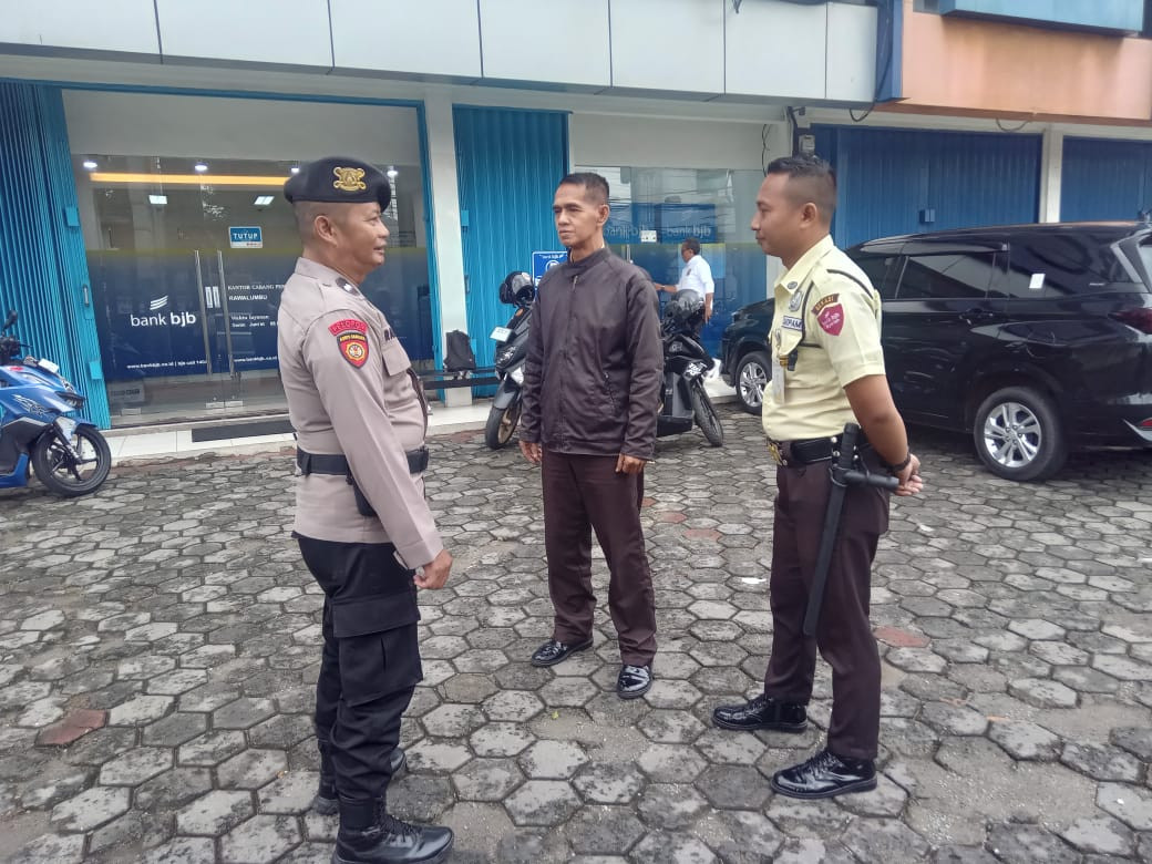 Polisi Hadir di Tengah Masyarakat, Samapta Polsek Rawalumbu Laksanakan Patroli Jalan Kaki Dialogis