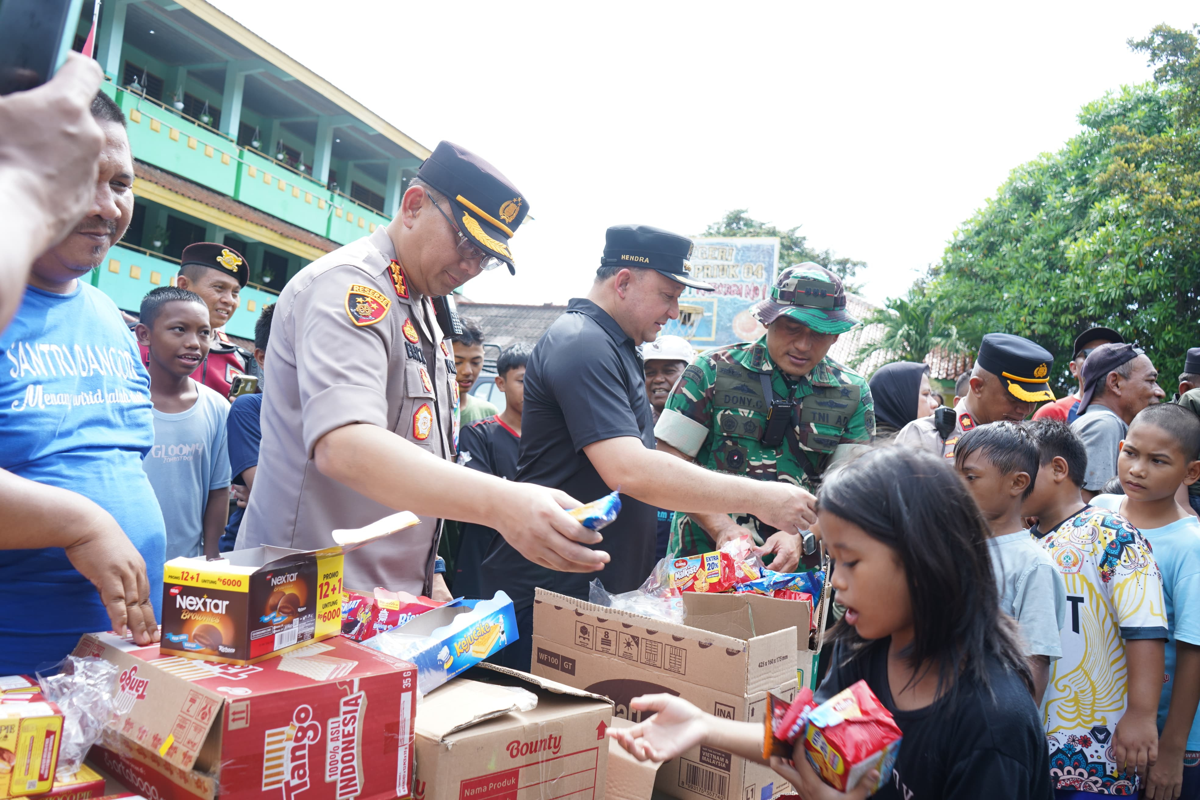Polres Metro Jakarta Utara bersama Forkopimko Jakarta Utara Kunjungi Pengungsi Banjir di SDN 04 Tanjung Priok